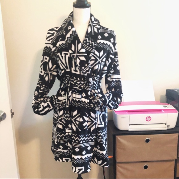VS PINK Cozy Patterned Robe - Picture 3 of 5